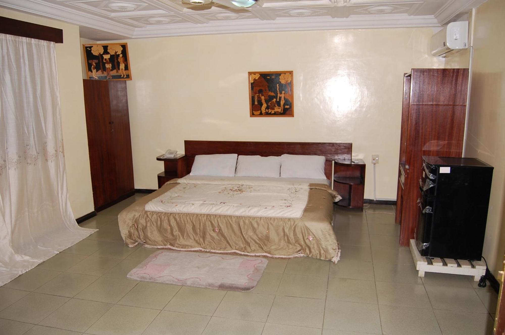 Global Summer Hotel Accra Bagian luar foto